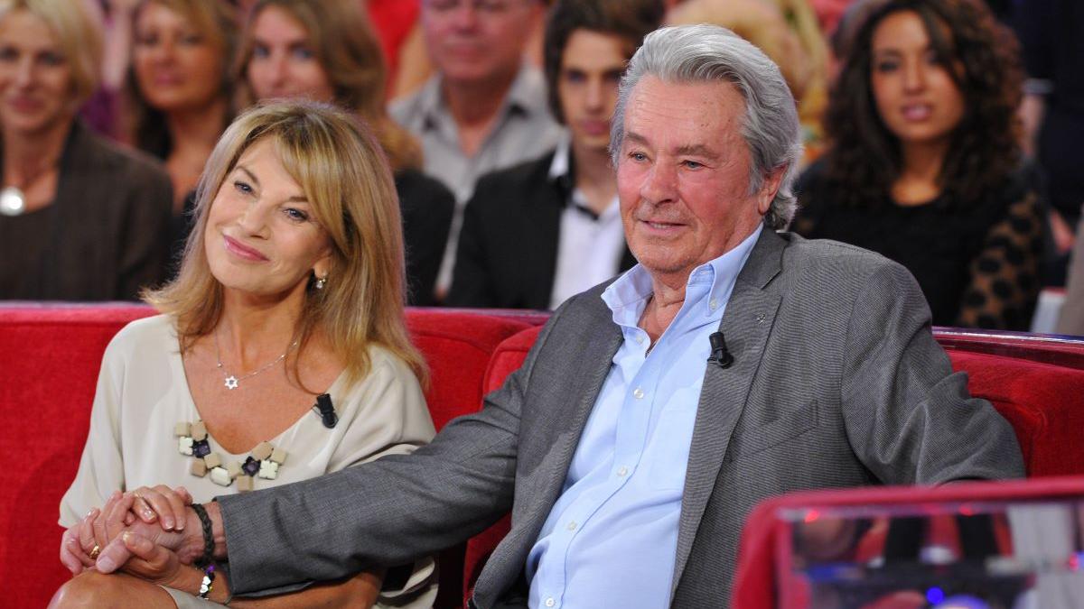 Ce spune o actriță care a participat la funeraliile lui Alain Delon: „Te-ai fi crezut la înmormântarea unui mare naş din Sicilia"
