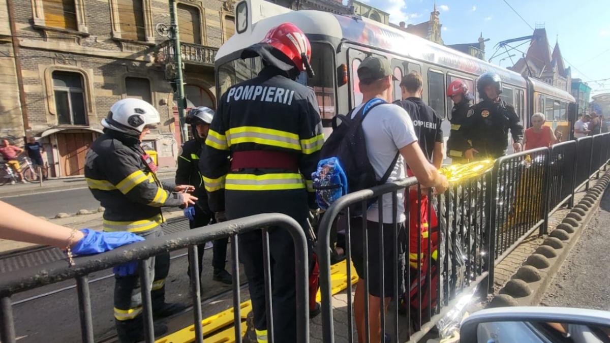 Accident GRAV în Timișoara! Un tramvai a lovit o femeie. Victima a rămasă prinsă sub vehicul