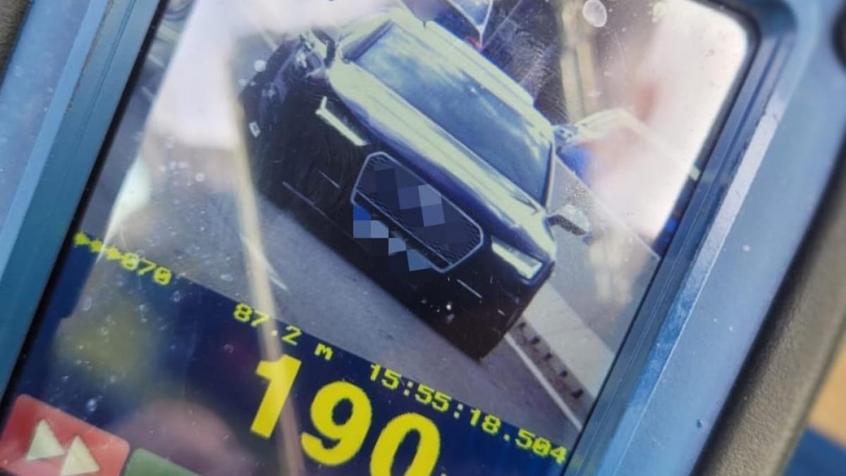Mașină înregistrată de radar circulând cu peste 120 de km/h peste limita din sectorul de drum