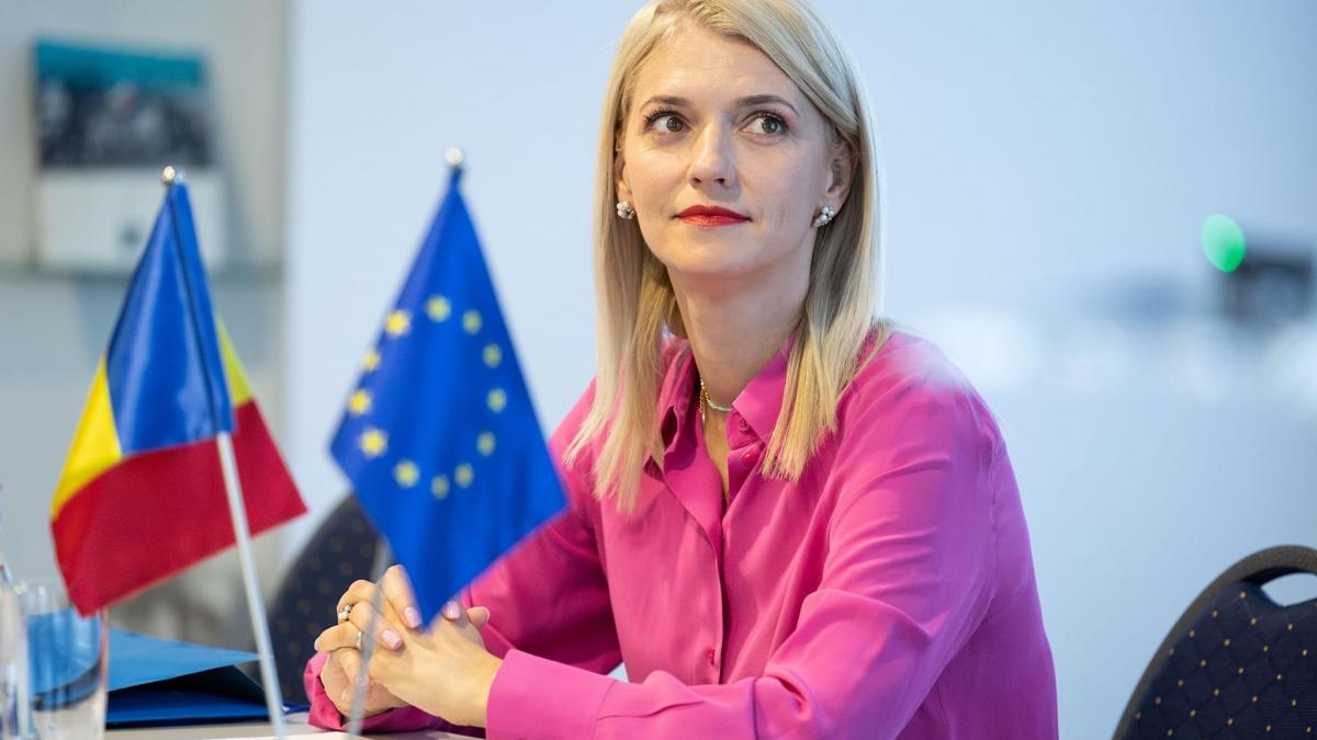Alina Gorghiu, noul designer și croitor al ținutei vestimentare obligatorii pentru magistrați și grefieri: Robe cu elemente  de mătase  și bavete colorate  în funcție de rang