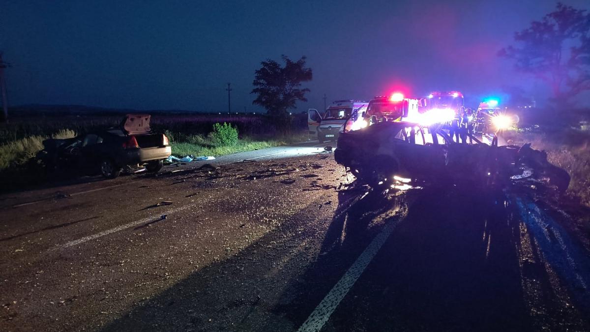 Tragedie pe DN 2-E 85, pe direcția Bacău-Adjud. Doi tineri de 21 și 26 de ani au murit