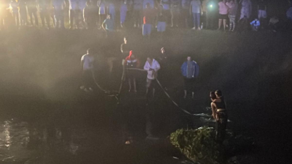 O mașină în care se aflau și doi copii a rămas blocată sub ape, pe un drum județean din Constanța
