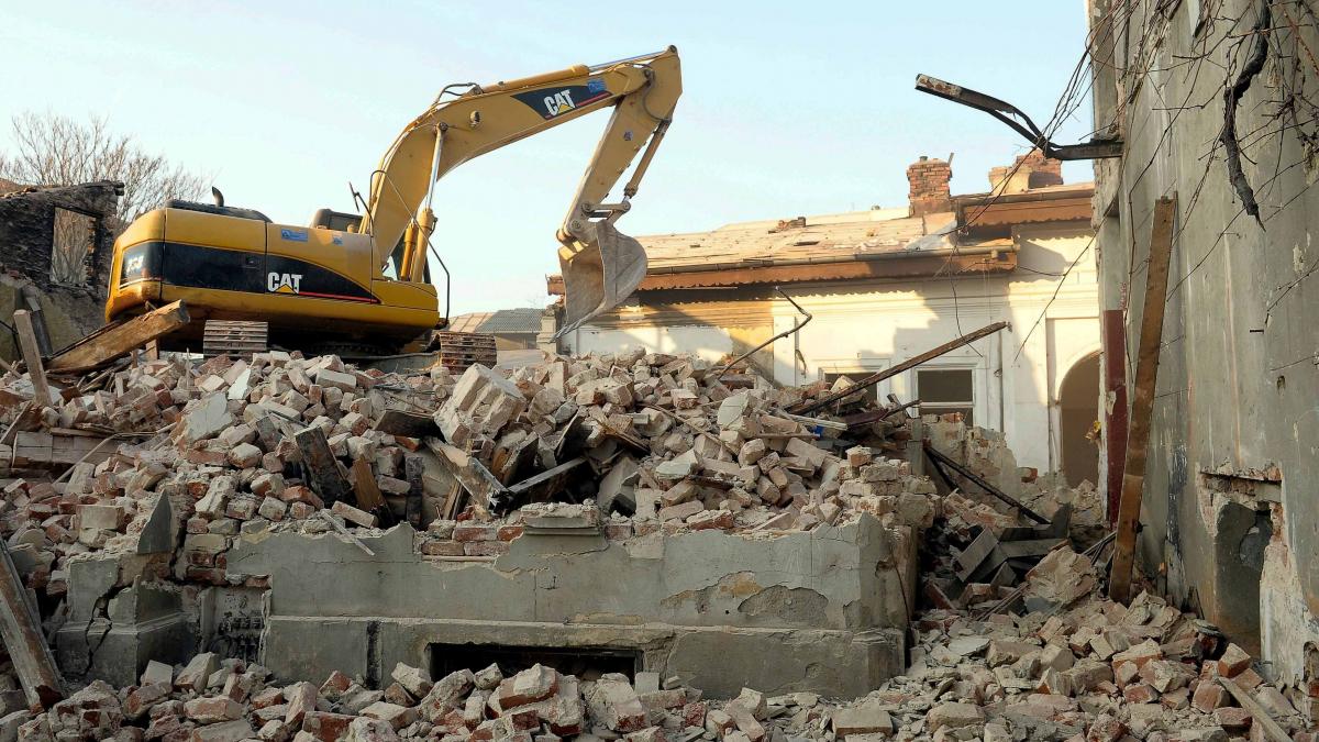 Cum vor aleșii să reducă munții de moloz din orașe. Scutiri de taxe locale pentru clădirile construite cu deșeuri reciclate
