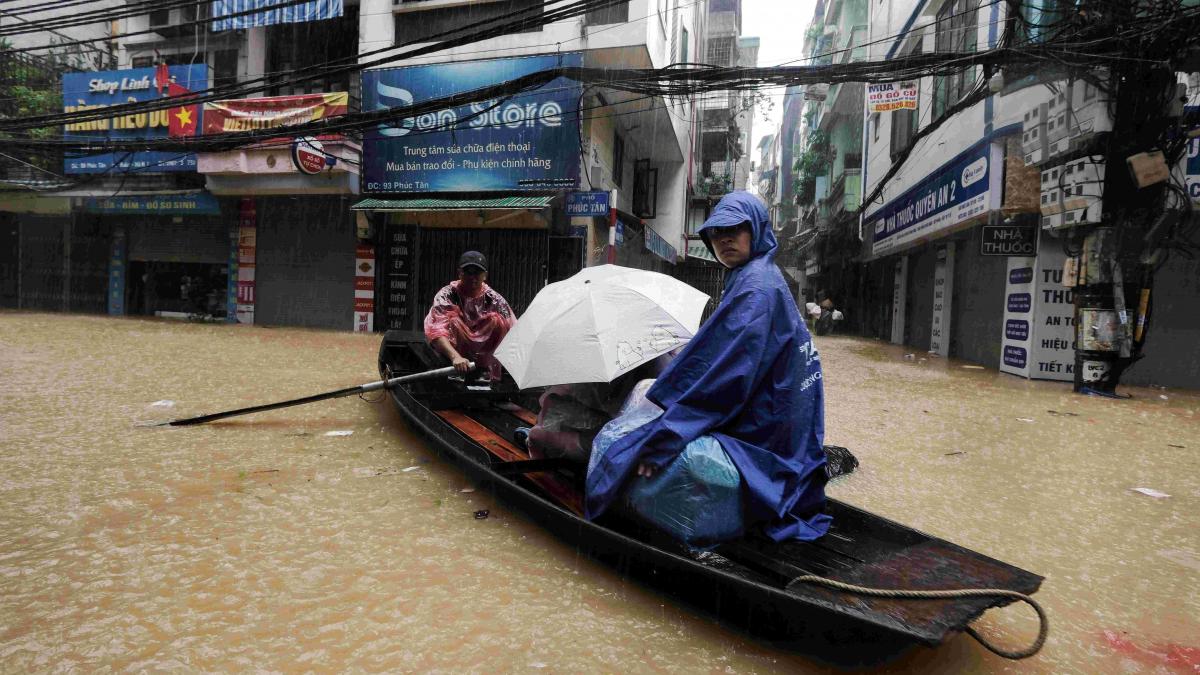 Apă de un metru, pe străzile din Hanoi