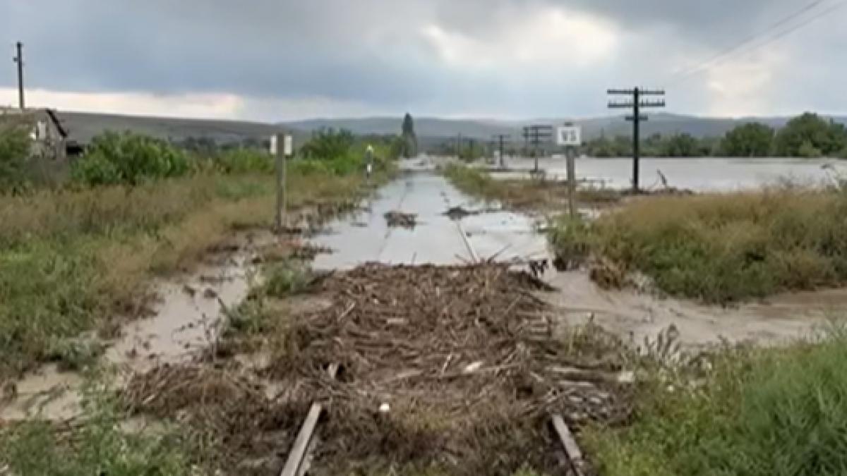 Trenuri anulate și întârzieri din cauza ploilor abundente