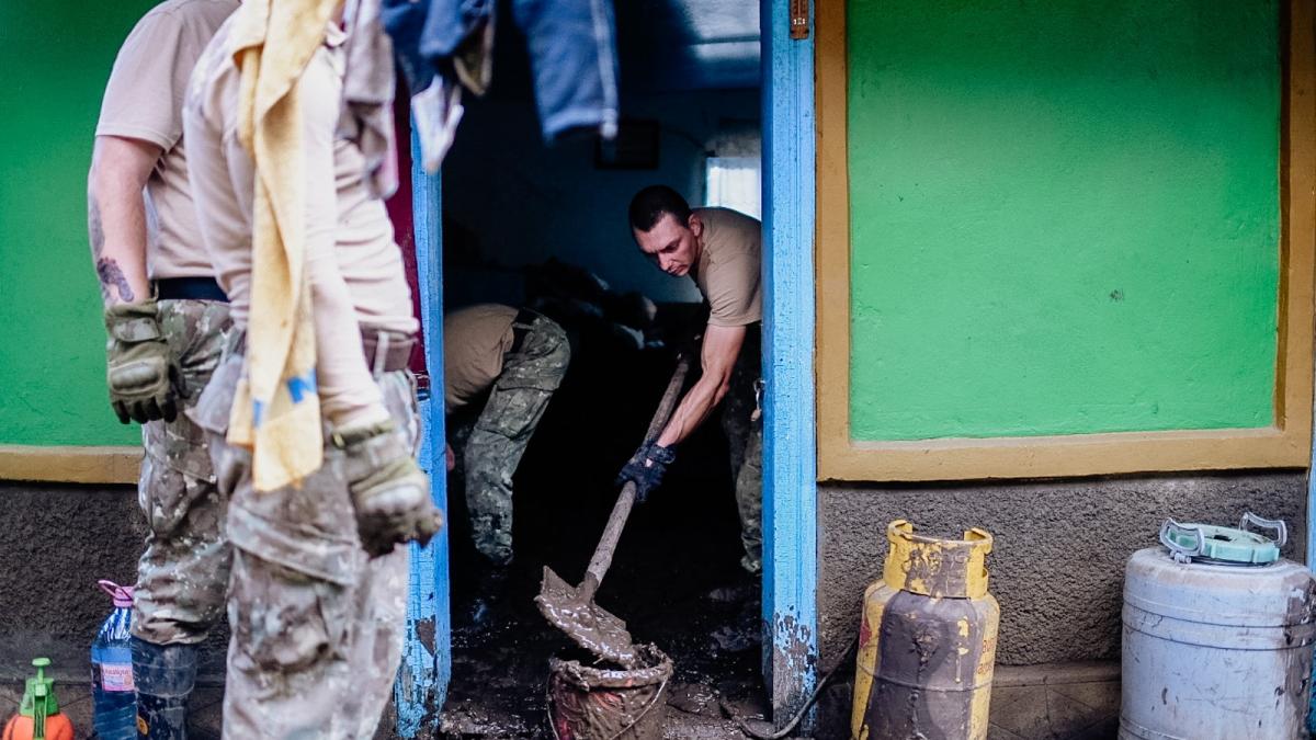 Armata, în prima linie a luptei cu inundațiile: Sute de militari mobilizați în județul Galați
