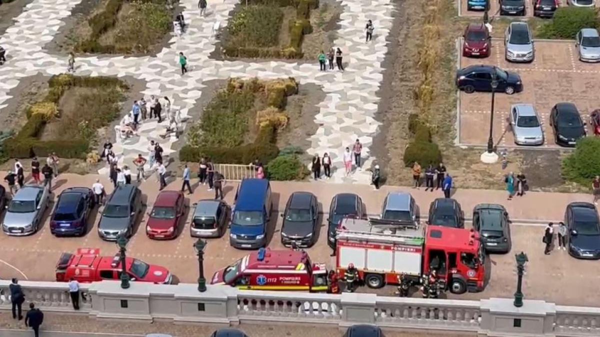 Incendiu la Palatul Parlamentului. Un bărbat a stropit cu benzină mai multe persoane!