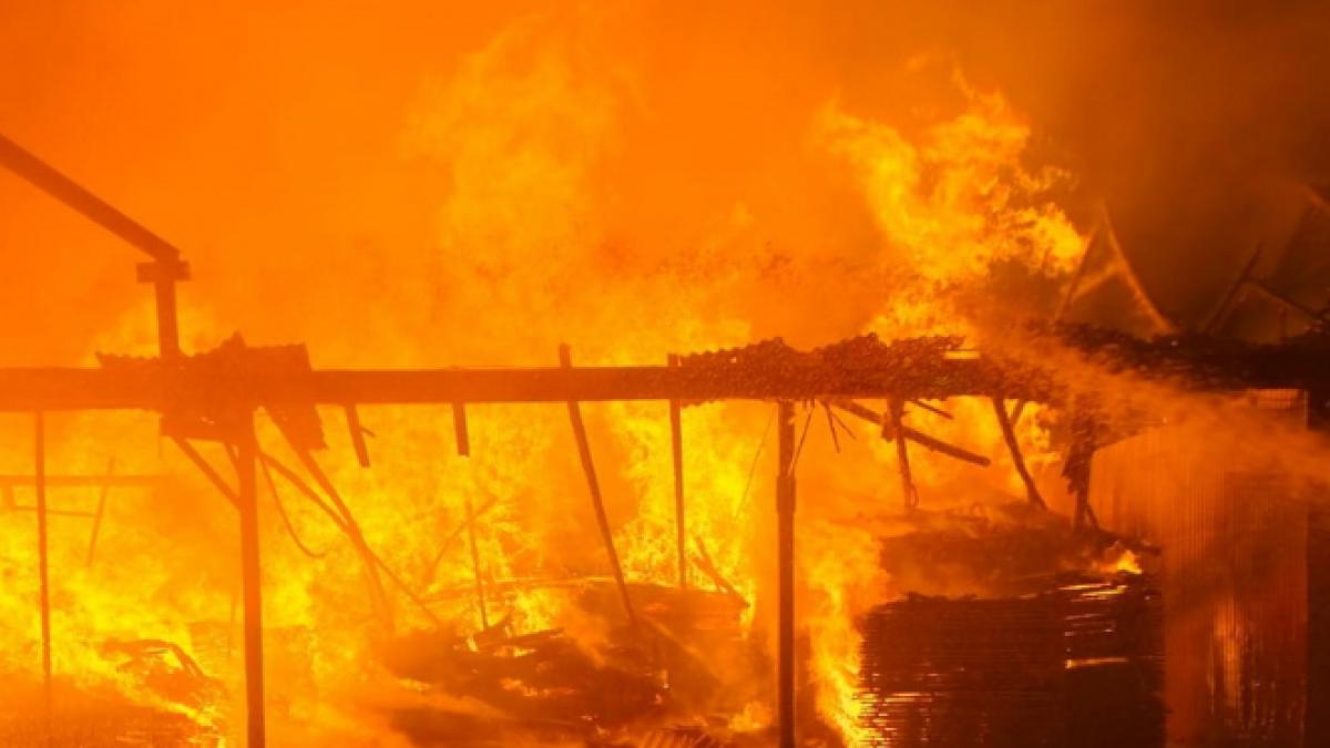 Incendiu violent la o fabrică de sicrie din Bihor