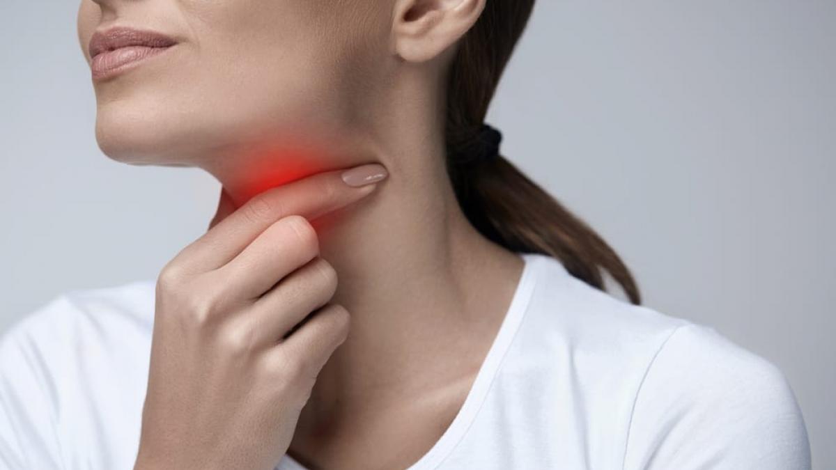 Tratamentul eficient al durerilor în gât: cauze, soluții și remedii naturale