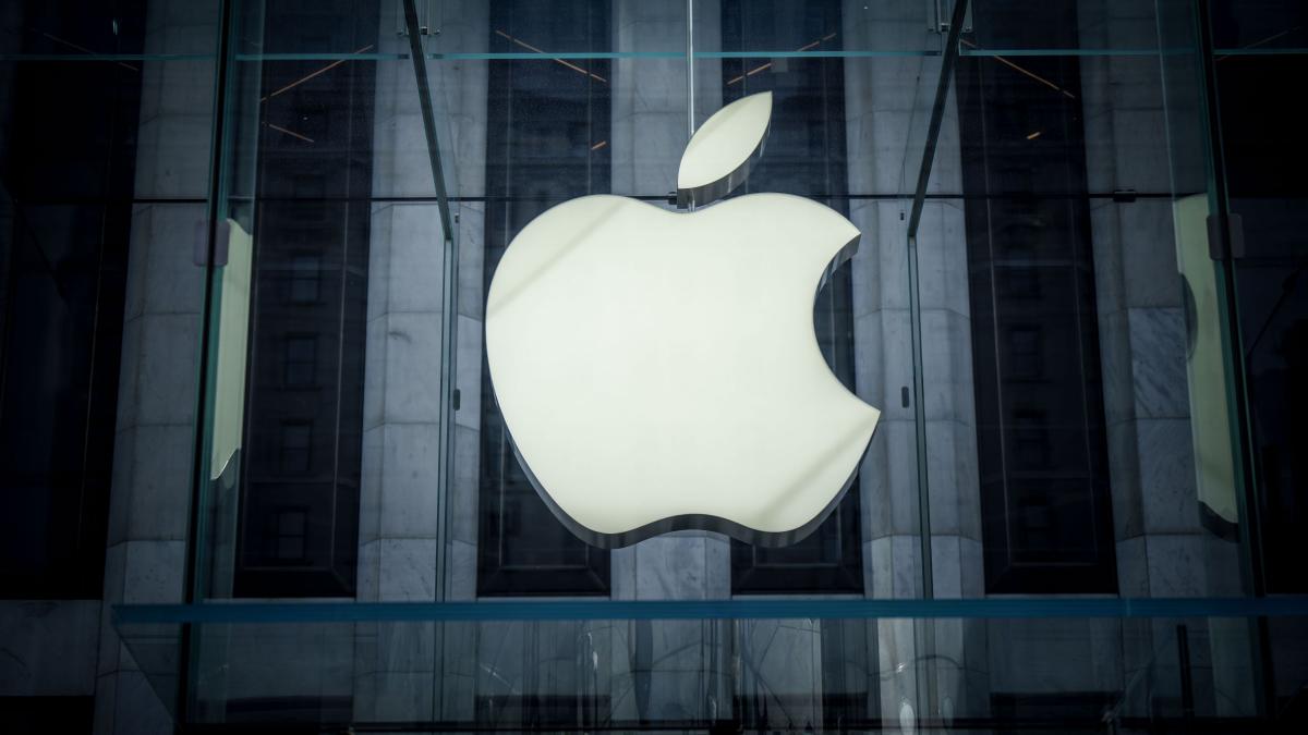 Apple, acuzată că ar încălca drepturilor angajaților