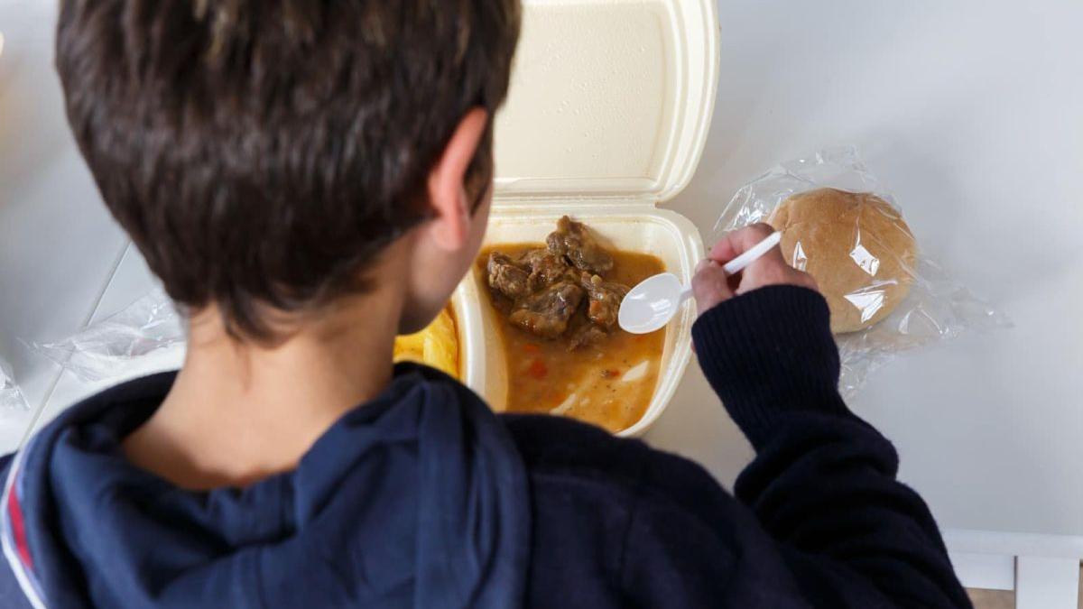 Ministerul Educației: 2.200 de școli oferă masă caldă sau pachet alimentar, față de 350 în 2022