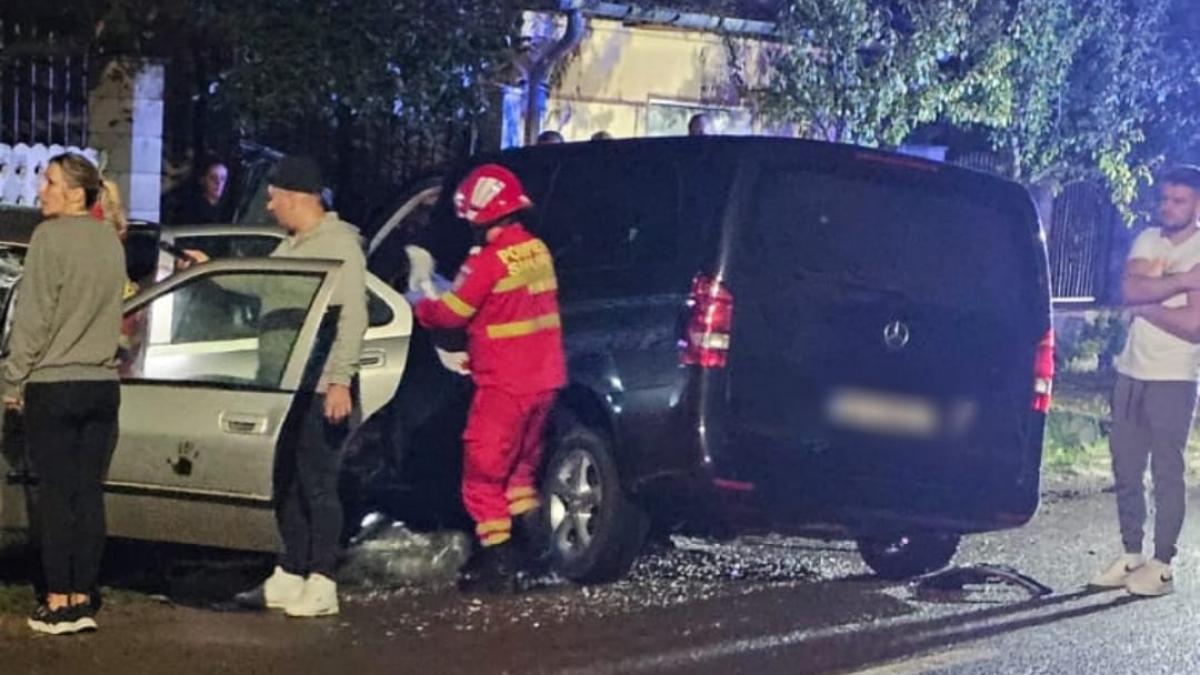Accident între o mașină și un microbuz în Bihor. Trei persoane sunt rănite, una fiind în stare critică