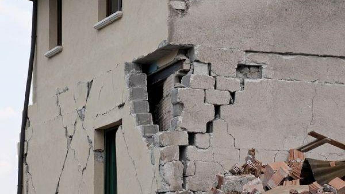 Românii se tem de efectele dezastrelor naturale, dar nu suficient pentru a-și asigura locuințele