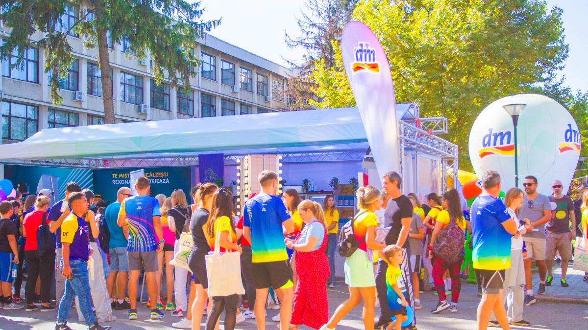 Alergare și solidaritate, la UVT Liberty Marathon: dm România donează peste 1.600 de produse pentru combaterea sărăciei menstruale
