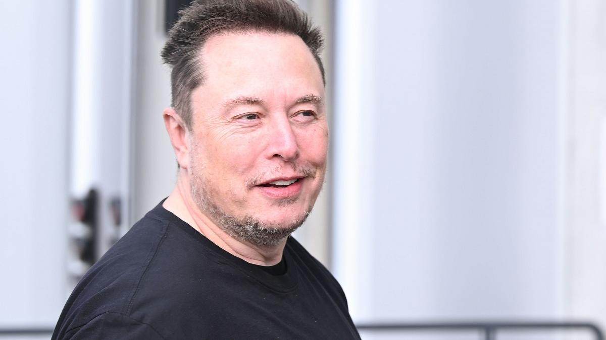 Elon Musk prezintă primul taxi-robot produs de Tesla, care se conduce singur
