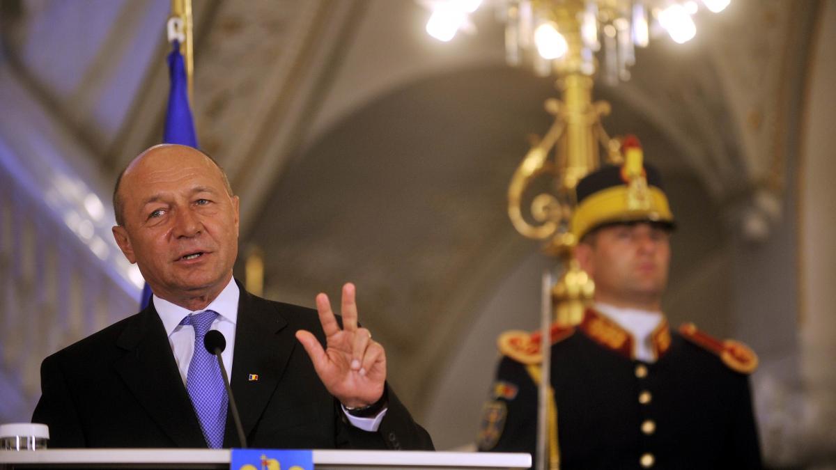 Consultarea populară, la vreme de alegeri, folosită ca bâtă electorală de Traian Băsescu și Klaus Iohannis