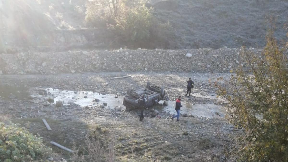 Accident grav în Vrancea: șoferul a murit. O fetiță de 9 ani a ieșit singură din mașina răsturnată de pe pod