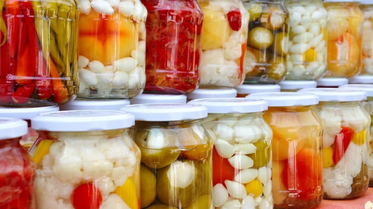 Rețete de murături asortate: Tradiție românească la borcan