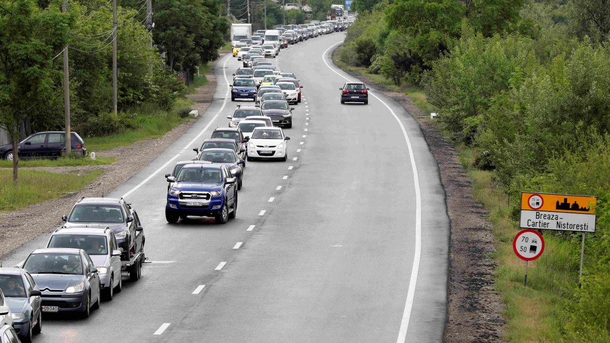 The students’ holiday is over. Columns of cars in Valea Prahova