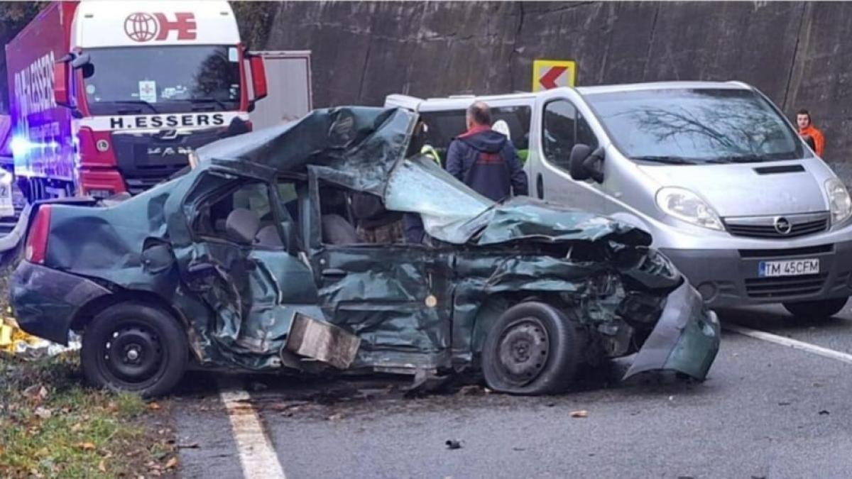 Accident teribil pe DN 6, în localitatea Orșova. O femeie de 47 de ani a murit după ce a intrat cu mașina într-un TIR