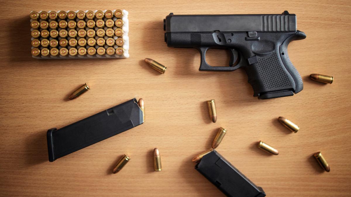 Arme de foc și arme albe, găsite în urma unor percheziții în Arad