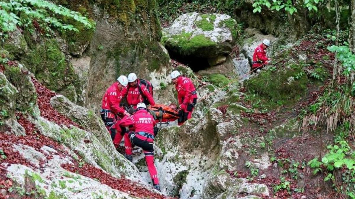 Time trial rescue in a barn in Maramureș. Man found unconscious