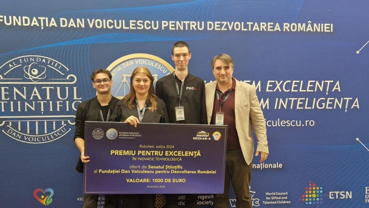 Un tânăr care a creat încărcătorul pentru bateriile cu ioni de sodiu, premiat de Senatul Științific al Fundației Dan Voiculescu pentru Dezvoltarea României la Robofest