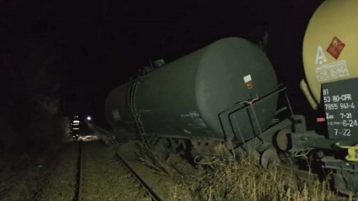 autospeciala transport roboti tren deraiat vagoane benzina