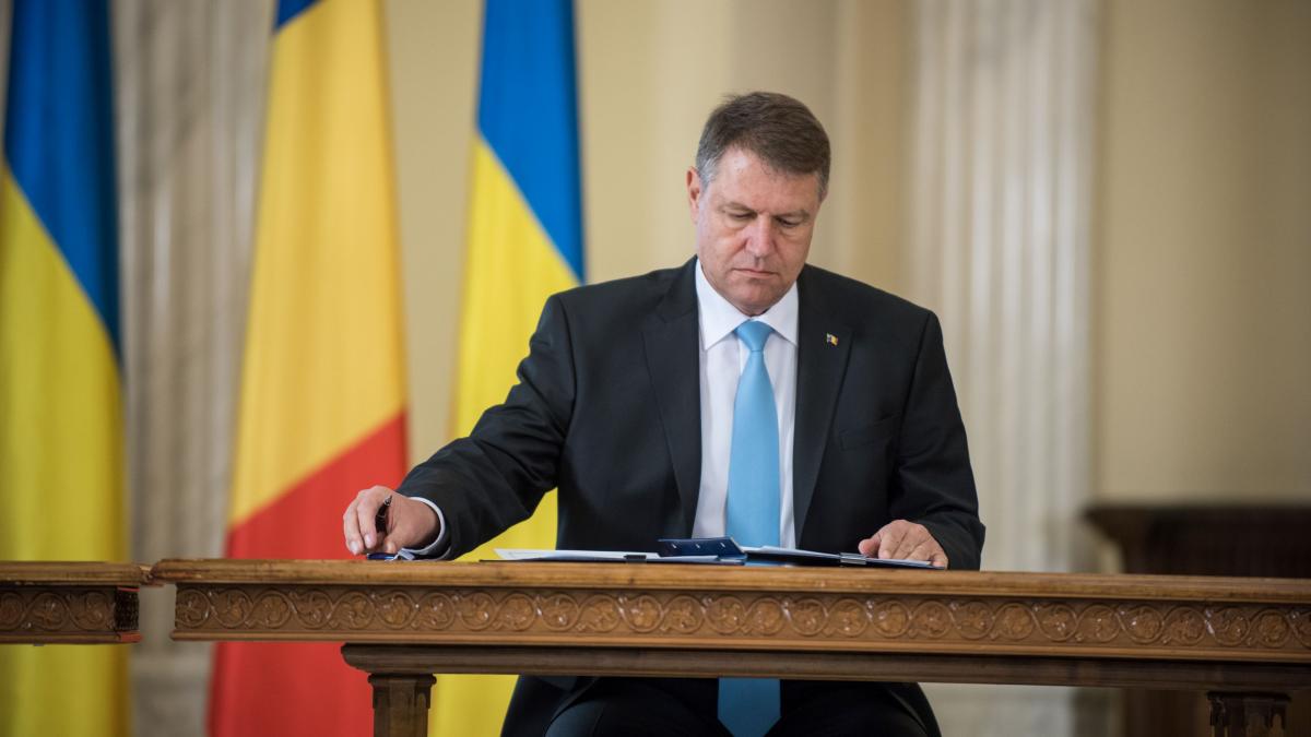 Klaus Iohannis signed the decree on the referendum vote at the same time as the presidential election