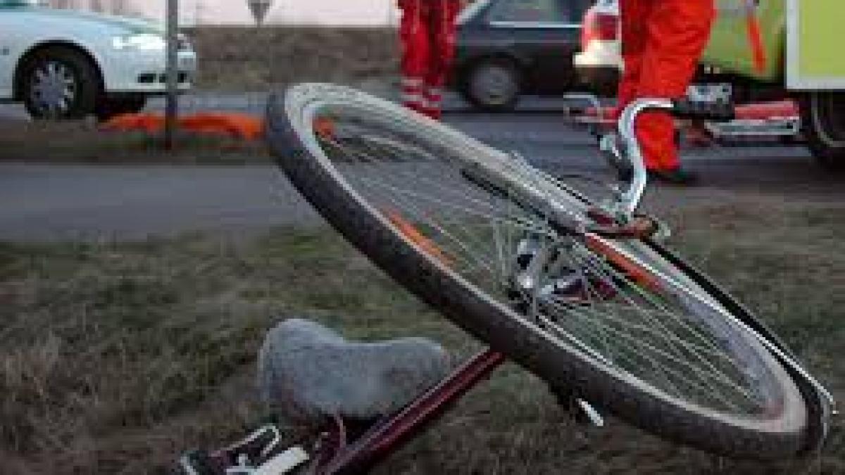 A cyclist died after being hit by a van in Prahova