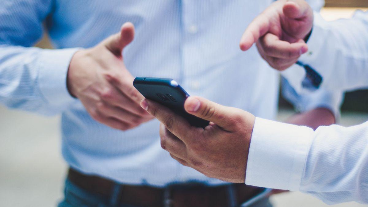 Zeci de conturi false, care influențau alegerile din România, blocate