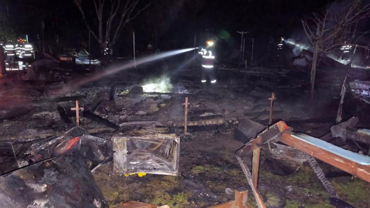 Incendiu violent la o unitate turistică din Delta Dunării. Au intervenit trei ambarcațiuni ale pompierilor