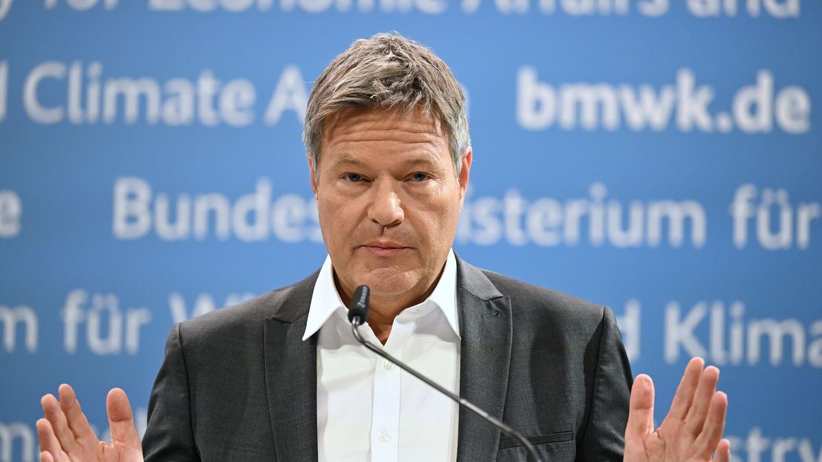 The German Economy Minister will announce his candidacy for chancellor