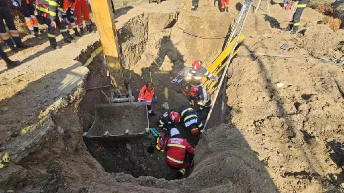 A worker is trapped under a pile of earth at a construction site in Alba Iulia. Rescuers tried to bring him to the surface