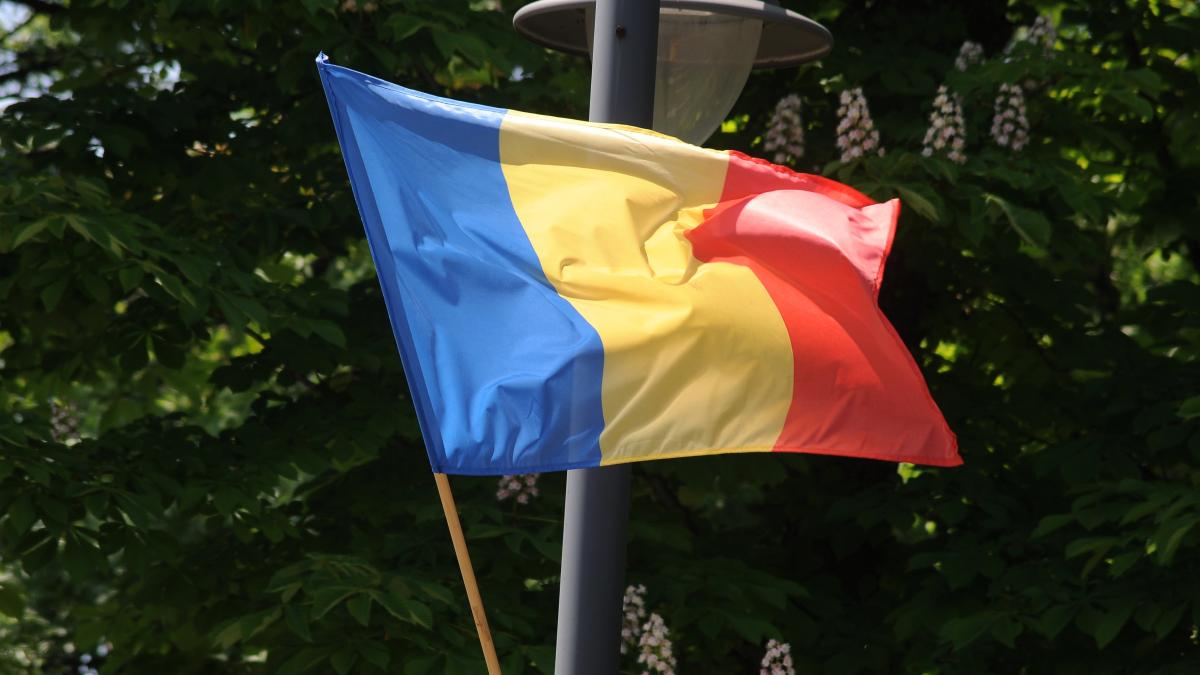 De șapte ani, Parlamentul se chinuie să voteze legea prin care străzile principale din România să fie împânzite cu drapele