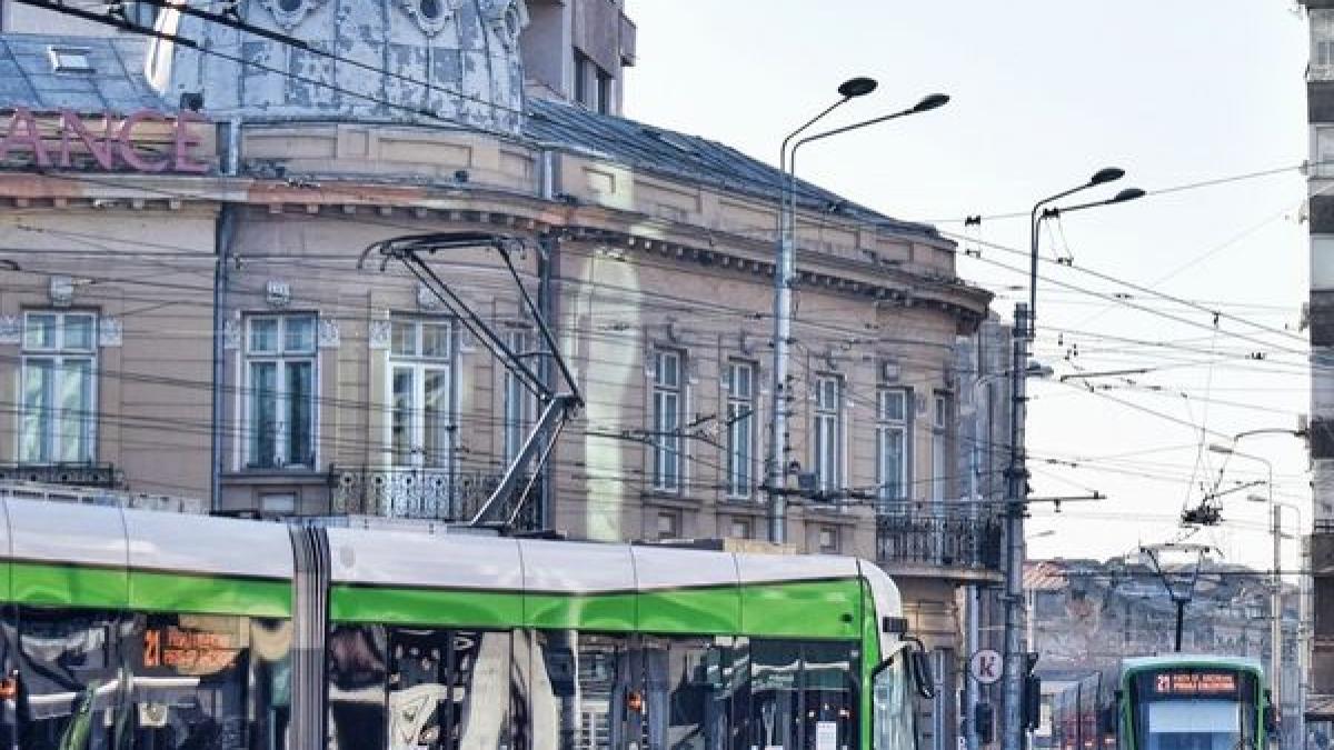 Tramvaiele Imperio revin pe linia 21, după lucrările de punere în siguranţă a faţadei Hanului Solacolu