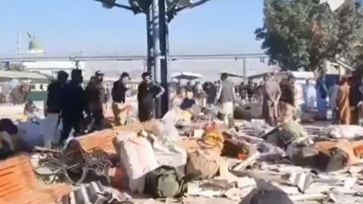 atentat bomba tren pakistan 17 oameni murit