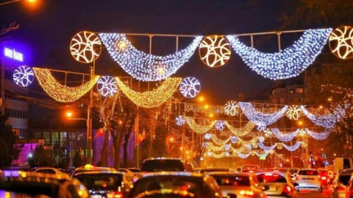 Primăria Capitalei a început instalarea decorațiunilor pentru iluminatul festiv de iarnă