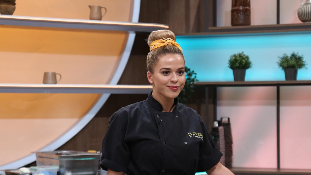 Chef Lara Norman, creatoarea unor evenimente culinare ingenioase, care a lucrat la The Ritz Londra, vrea să-i impresioneze pe jurați în noul sezon Chefi la cuțite