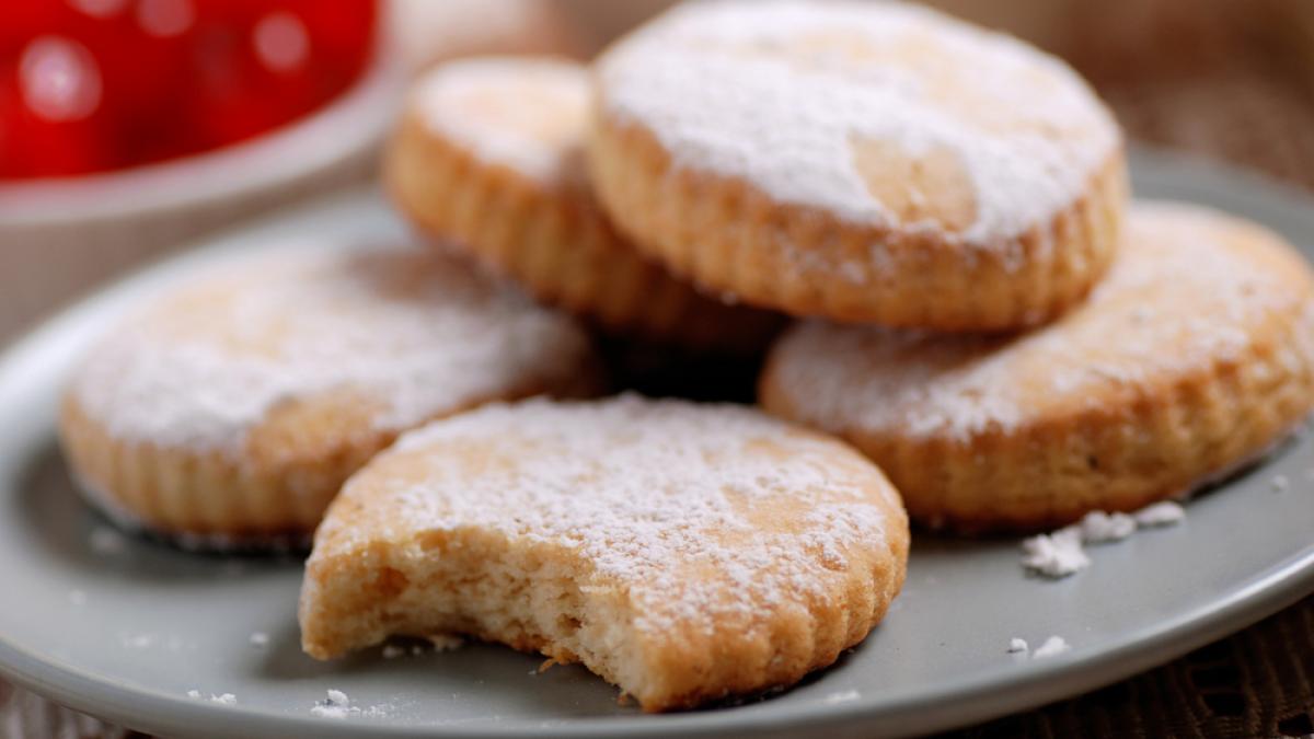 Experții cer interzicerea prăjiturilor și biscuiților la prânz