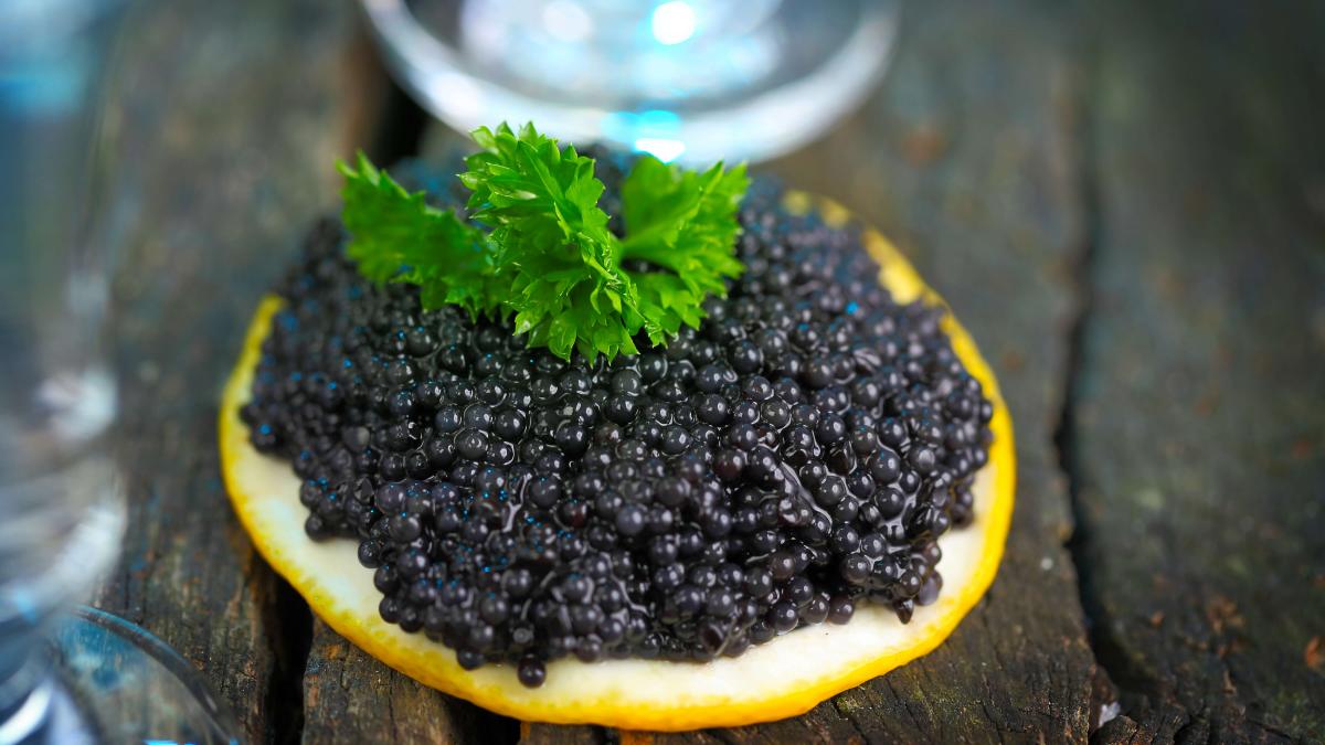 Caviarul, stare de grație la linguriță. Icrele de sturion conțin omega-3 la discreție