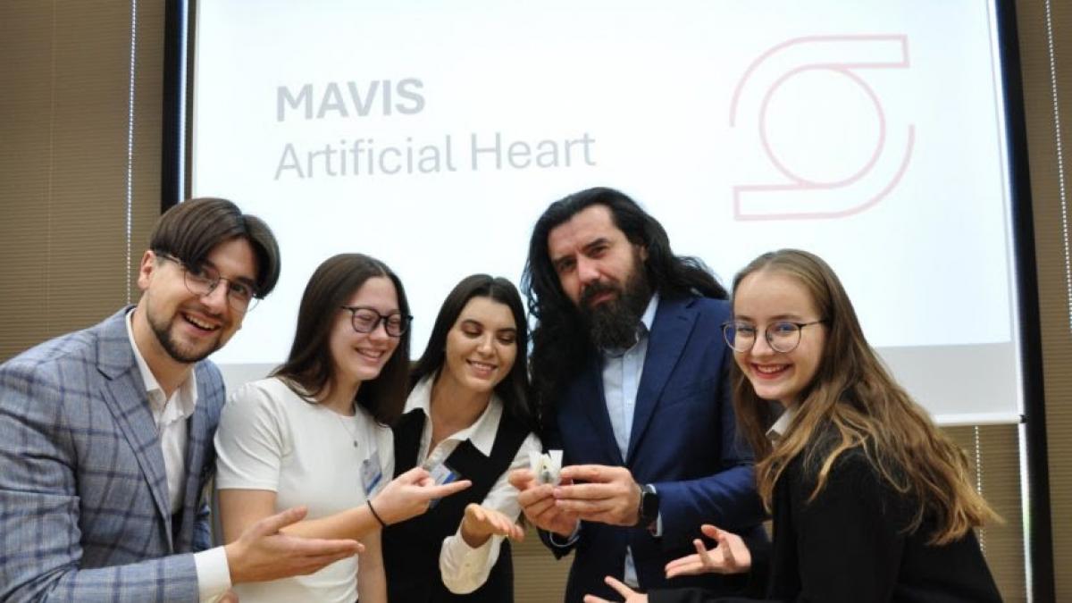 Viitorul bioingineriei cardiace se scrie în România: inventatorii celei mai mici inimi artificiale din lume s-au înscris în campania „100 de tineri pentru dezvoltarea României”