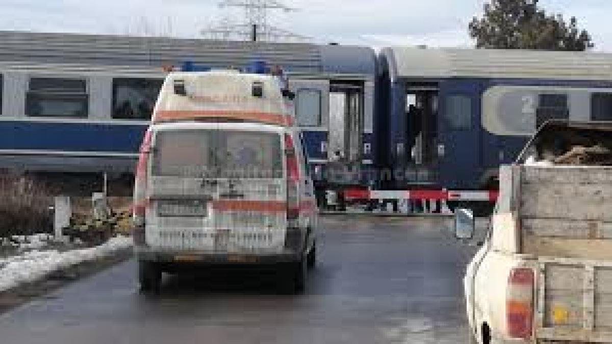 Un șofer a murit după ce mașina sa a fost lovită de un tren de călători
