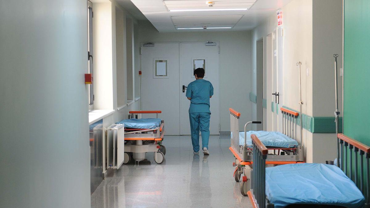 Incident bizar într-un spital: Un pacient s-a urcat în tavan și a rămas blocat sub o grindă