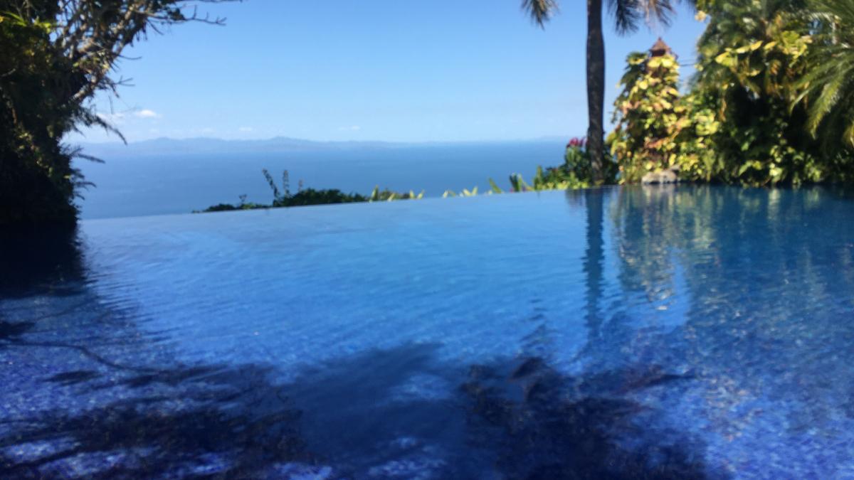 O vacanță printre vulcani, plaje și păduri tropicale