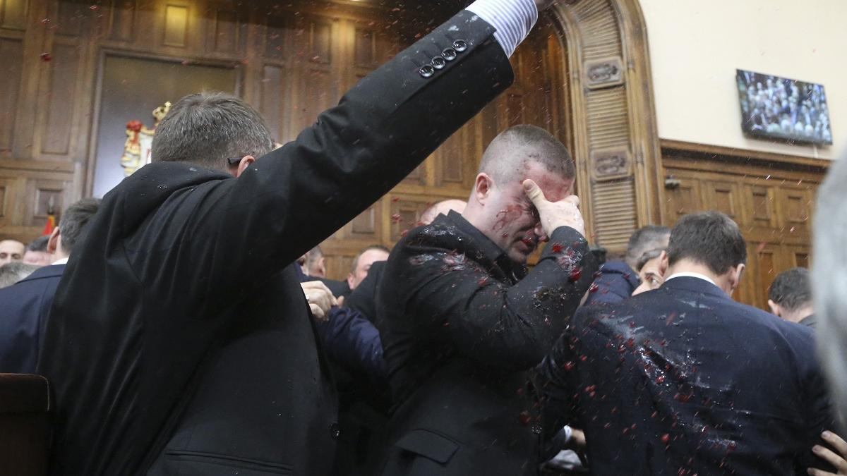 Bătaie între parlamentari în Serbia, după prăbușirea acoperișului unei gări