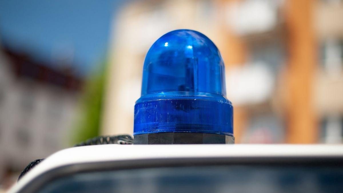 Un om al străzii a plecat în trombă cu o autoutilitară a Poliției Locale cu girofarul pornit