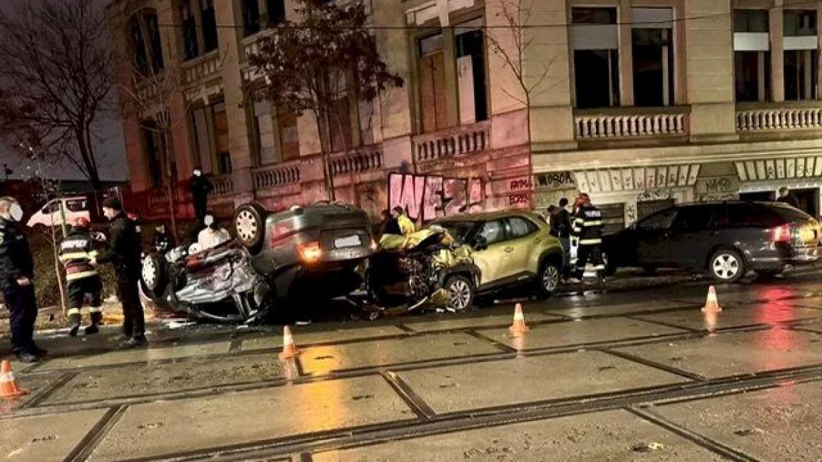 Accident teribil pe Bulevardul George Coșbuc din Capitală. Trei persoane au ajuns la spital după ce o mașină s-a răsturnat 
