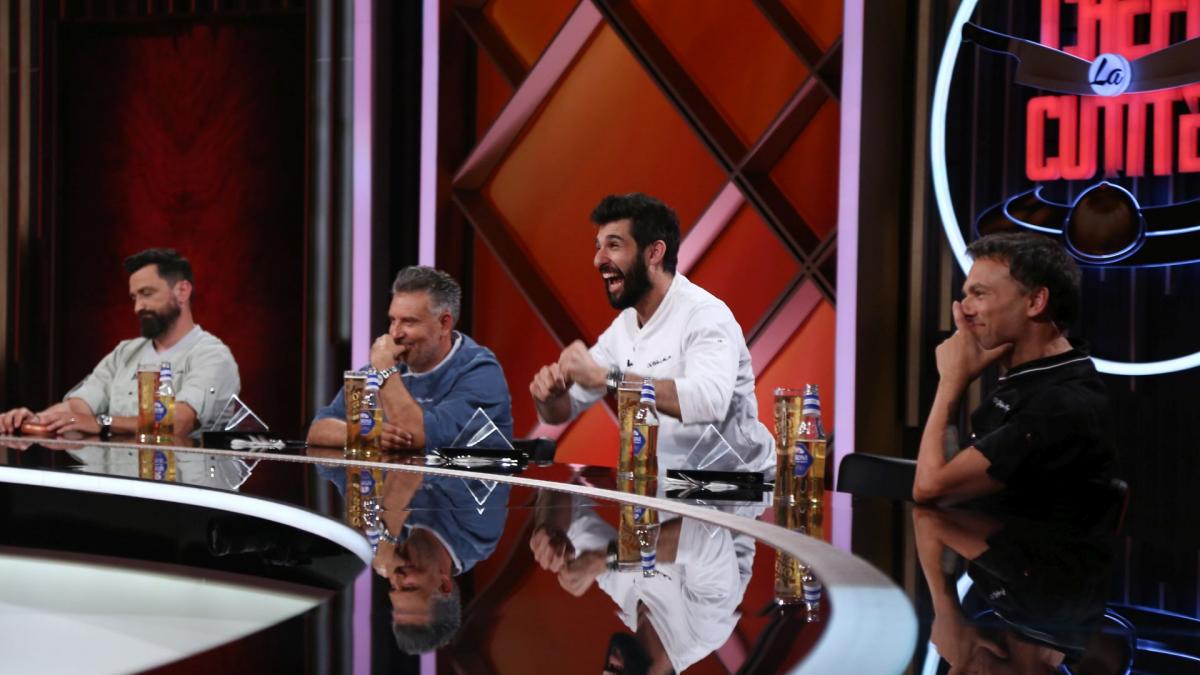 Chef Richard Abou Zaki a dat aseară cuțitul de aur. Jurații se înfruntă diseară pentru ultima amuletă și împart ultimele cuțite ale acestui sezon Chefi la cuțite