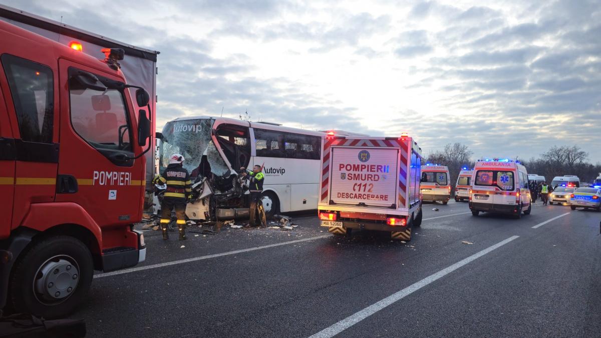 Accident rutier produs între un autocar și un autotren. A fost activat Planul Roșu de Intervenție